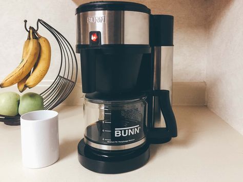 BUNN Coffee Maker Showdown. If you're looking for a new coffee maker I highly recommend you take a look at a BUNN, they really are the workhorse of home automatic drip coffee brewing. #coffee #bunn https://www.beanground.com/bunn-coffee-maker-reviews/ Italian Cappuccino, Pourover Coffee, Bunn Coffee Maker, Green Mountain Coffee, Brewing Coffee, Cappuccino Maker, Pod Coffee Makers, Reusable Coffee Filter, Cappuccino Machine