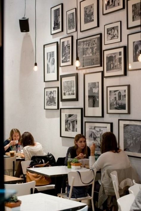 IT Italian Trattoria - Picture gallery Italian Gallery Wall, Italian Restaurant Wall Decor, Italian Cafe Interior, Italian Restaurant Decor, Italian Trattoria, Restaurant Pictures, Salon Suites Decor, Italian Cafe, Hotel Interior Design