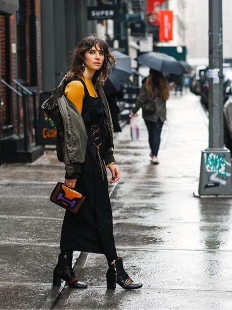 15 Outfits That Look Cute Even When It's Pouring Rain Rainy Work Outfit, Rainy Night Outfit, Rainy Date Night Outfit, Warm Rainy Day Outfit, Winter Rainy Day, Winter Rainy Day Outfit, Rainy Weather Outfits, Date Night Outfits Spring, Rainy Outfit