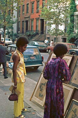 New York 1971 - Greenwich Village | Flickr - Photo Sharing! 70s Mode, 70s Inspired Fashion, Vintage Black Glamour, Black Photography, Greenwich Village, Vintage New York, Retro Print, Popular Hairstyles, Moda Vintage