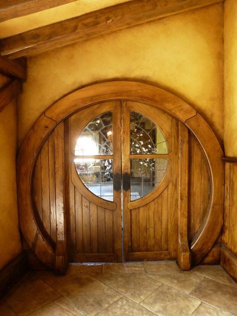 the green dragon inn, hobbiton, matamata nw. zealand: Hobbit Hole Door, Green Dragon Inn, Casa Do Hobbit, Hobbit Style, Hobbit Homes, Hobbit Holes, Hobbit Door, Arch Door, Wooden Arch