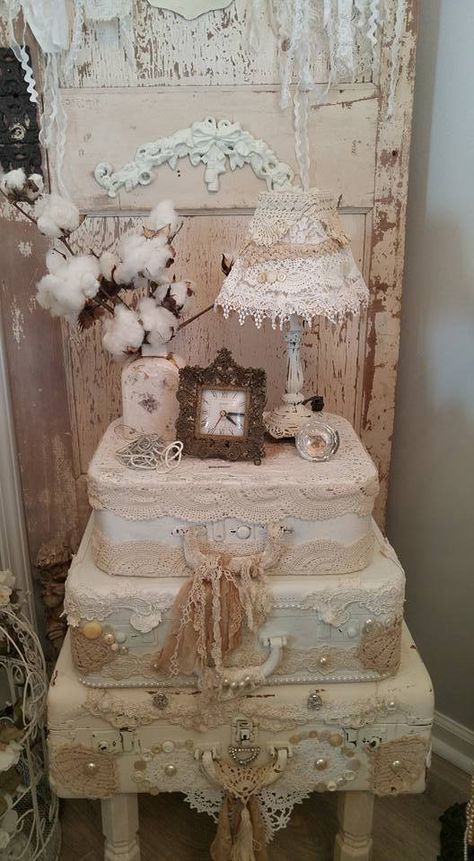 old suitcases painted white and covered with lace dollies, ribbons and beads then stacked to make an end table. Shabby chic, vintage. Great for a wedding too for the guest book and wedding couple photo to be on it. Shabby Chic Weihnachten, Camera Shabby Chic, Chic Decor Diy, Shabby Chic Decor Diy, Styl Shabby Chic, Cottage Shabby Chic, Chic Bedroom Decor, Estilo Shabby Chic, Shabby Chic Living