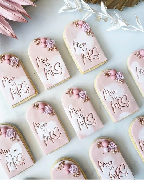 Biscuit Decoration, Bridal Cookies, Cut Out Cookie Recipe, Wedding Cake Cookies, Candy Bar Wedding, Donut Decorations, Winter Cookie, Fondant Cookies, Beautiful Desserts