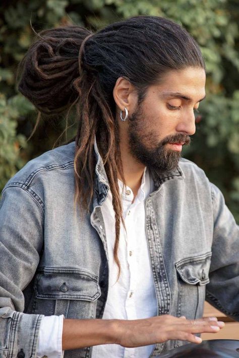 Undercut Dreads, Dreadlocks For Men, Dreads Long, Man Bun Top Knot, Mens Dreadlock Styles, White Dreads, Dreadlocks Hairstyles, Dreadlocks Men, Mens Dreads