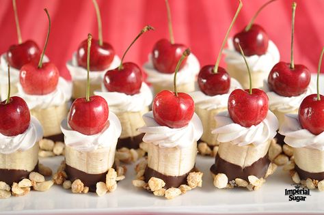 When you just want a little something sweet, but don't have the time to bake, here's your go-to treat. These Bite Sized Banana Splits are dipped in chocolate and candied macadamia nuts. Banana Split Bites, Homemade Cookie Dough, Banana Dip, Banana Split Dessert, Banana Splits, Homemade Vanilla Ice Cream, Quinceanera Decorations, Homemade Vanilla, Julia Child