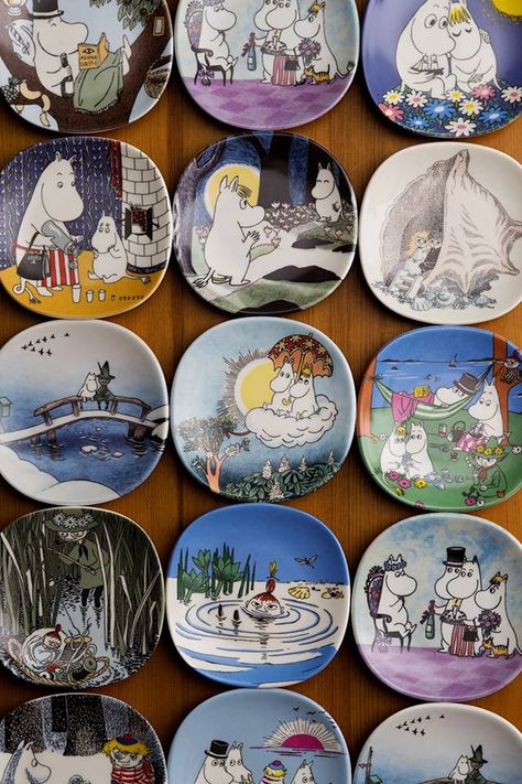 A collection of Moomin plates - I see so many nice ones here! Moomin Mugs, Moomin Valley, Tove Jansson, Pottery Tools, Porcelain Art, Atticus, Pottery Painting, Sake, Finland