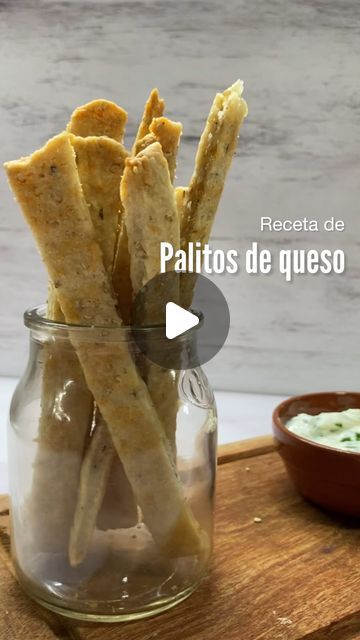 Alejandro Rolón on Instagram: "Buenas!!! Hoy vamos con PALITOS DE QUESO. Déjame en los comentarios que te pareció. Te leo 😊  INGREDIENTES ⬇️⬇️⬇️ MASA * Harina 000 120 Grs. * Sal 5 Grs. * Queso Regianito 50 Grs. * Agua 50 Grs. * Semillas de sésamo 30 Grs. * Aceite de Oliva 35 Grs.  * Romero fresco 1 Cda. DIP * Queso crema 2 Cdas. * Ciboulette 1 Cdita. * Sal y Pimienta A gusto.  PROCEDIMIENTO ⬇️⬇️⬇️ 1. Para la masa, en un bowl amplio colocar harina, sal, queso regianito rallado, romero fresco picada, semillas de sésamo, aceite de oliva y agua. 2. Mezclar y amasar todo los ingredientes y dejar descansar la masa tapada durante 20 minutos. 3. Estirar en forma rectangular con palote sobre un papel manteca, hasta llegar a un espesor de 4 mm aproximadamente. 4. Cortar en tiras y acomodar en una p Muffins, On Instagram