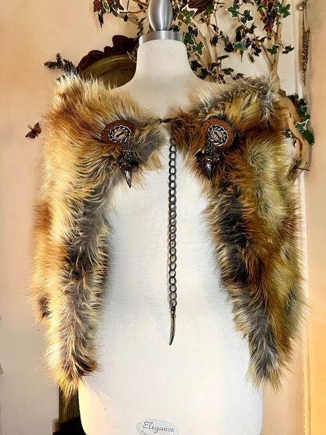 Viking Fur Mantle, Fur Projects, Fur Mantle, Dr Accessories, Viking Queen, Fair Outfit, Fur Outfit, Fair Outfits, Viking Wedding