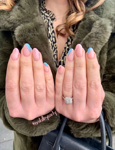 Gender Reveal Manicure Ideas, Gender Reveal Dip Nails, Gender Nails Ideas Reveal, Gender Reveal Gel Nails, Gender Reveal Nails Ideas Simple Short, Neutral Gender Reveal Nails, Baby Reveal Nails Ideas, Gender Neutral Nail Ideas, Cute Gender Reveal Nails