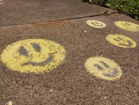 Smiley Face Chalk Art, Chalk Sidewalk, Mcu Oc, Sidewalk Art, Happy Faces, Chalk Drawings, Art Easy, Smiley Faces, Chalk Art