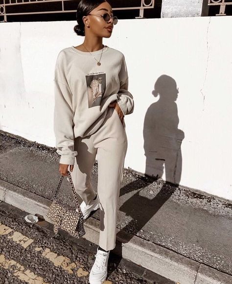 nude sweat suit / winter outfit ideas Legging Outfits, Outfits Black, Chill Outfits, Sport Style, Athleisure Fashion, Athleisure Outfits, Mode Inspo, Active Wear Outfits, Athletic Fashion