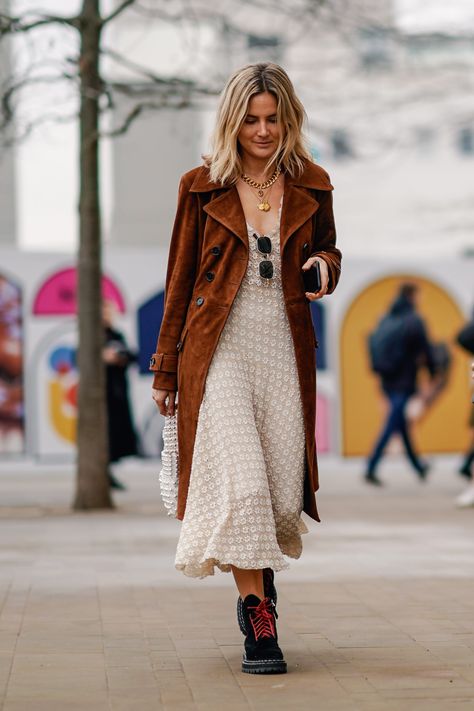 Boho Cold Outfit, Suede Long Jacket Outfit, Rust Duster Cardigan Outfit, Suede Trench Coat Outfits, Free People Fall Outfits, Free People Inspired Outfits, Suede Coat Outfit, 70s Outfit Women, Boho Chic 2023