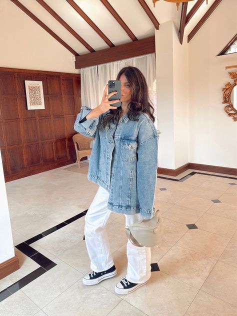 Denim Shacket Outfit, White Straight Leg Jeans, Shacket Outfit, Denim Shacket, Jacket For Spring, Outfit For Spring, Trousers White, Jeans And Converse, Denim Jacket Outfit