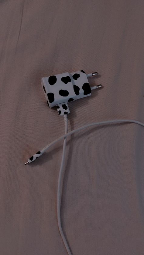 Aesthetic Iphone Charger, Charger Design Diy, Charger Drawing Ideas, Painted Charger Cube Ideas, Phone Charger Painting Ideas, Paint Charger Cube, Charger Drawing, Charger Painting Ideas, Diy Phone Charger