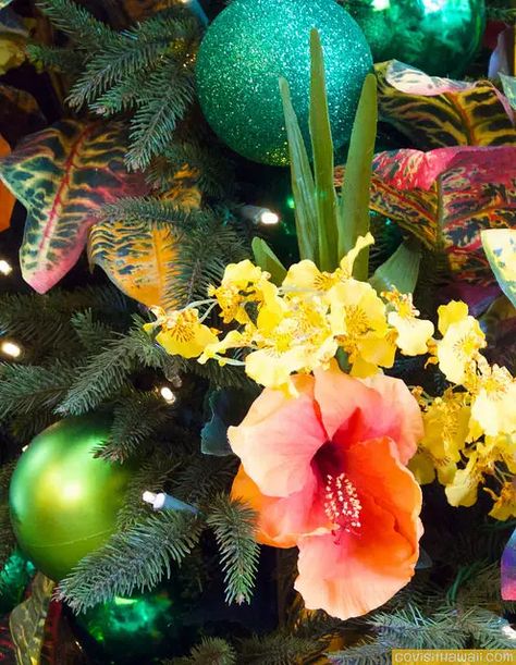 Hawaiian Christmas Tree, Tropical Xmas, Themed Christmas Party, Tropical Centerpieces, Floral Christmas Tree, Hawaii Christmas, Decor Centerpieces, Christmas History, Mermaid Christmas