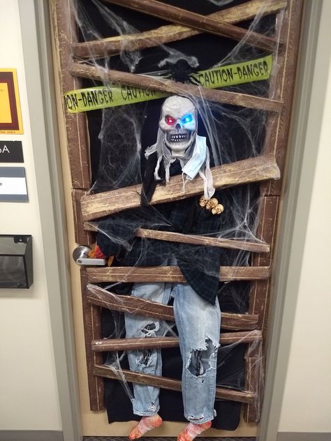 Zombie Classroom Door, Haunted Door Decorations, Horror Door Decorations, Scary Halloween Door Ideas, Zombie Door Decorations, Haunted House Door Decoration, Halloween Door Ideas For Work, Scary Door Decorations, Scary Door Decorations Halloween