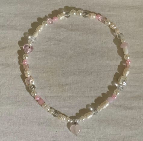 Pink Pearl Beaded Necklace, Pink Necklace Ideas, Pink Coquette Necklace, Couqutte Necklace, Aesthetic Necklaces Beads, Pink And Pearl Necklace, Beaded Bracelets Coquette, Diy Pink Necklace, Coquette Bracelets Diy