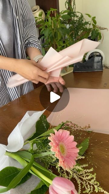 Wrap A Bouquet Of Flowers, Pekanbaru, How To Wrap Flowers, Small Bouquet, Floral Studio, Tulips, Florist, Floral Design, Floral