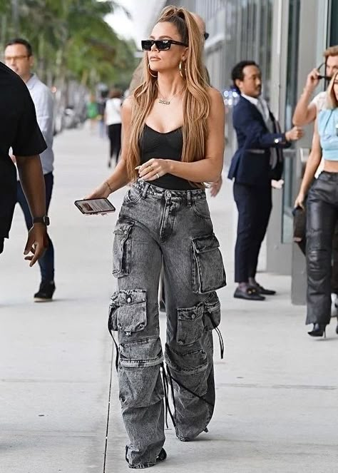 Cargo Pants Outfit Kylie Jenner, Khloe Kardashian Cargo Pants, Kim Kardashian Cargo Pants, Wearable Street Style, Outfits With Distressed Jeans, Khloe Kardashian Style 2023, Oversized Cargo Jeans Outfit, Girly Cargo Pants Outfit, Khloe Kardashian Outfits 2023