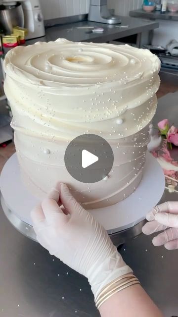 32K likes, 131 comments - cakenest.in on May 8, 2021: "Video Credits @dripbakery Got requests to show how to make this swirl pattern effect (which I absolutely love btw if you couldn’t tell 😂😂) ❤️ hope this does help you guys I basically use the corner edge of the scraper ! Scraper from @lissieloulondon and dried florals from @mikayahome ❤️ cookies and cream x red velvet flavours 😝😝 ............ . . DM for Queries and Orders ❤️ Delivering PAN India 🇮🇳 . . . . Follow @cakenest.in 🌟 Follo Butter Cream Decorating Ideas, Vanilla Cake Decoration Ideas, White Cake Decorating Ideas, Vanilla Cake Decoration, Fresh Cream Birthday Cake, White Smash Cake, Red Velvet Cake Decoration, Cake Decorating Simple, Fresh Cream Cake