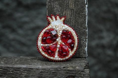 Pomegranate Bead Embroidery, Beaded Pomegranate, Pomegranate Brooch, Hair Things, Rug Ideas, Bead Embroidery Patterns, Chic Art, Brooches Handmade, Beaded Brooch