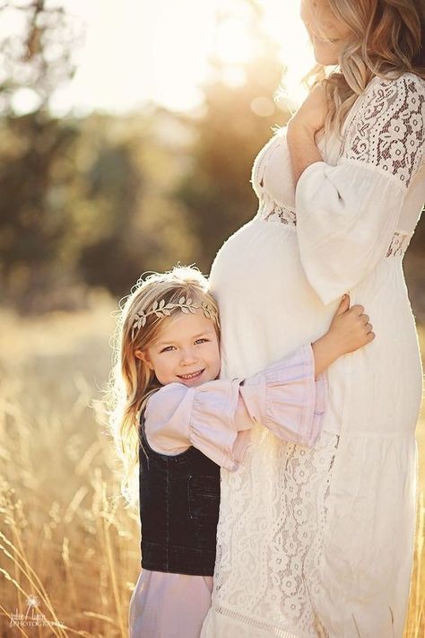 Mother Daughter Maternity, Family Maternity Pictures, Fall Maternity Photos, Maternity Photography Family, Maternity Photography Poses Outdoors, Maternity Photography Outdoors, Maternity Photography Couples, Family Maternity Photos, Beautiful Pregnancy