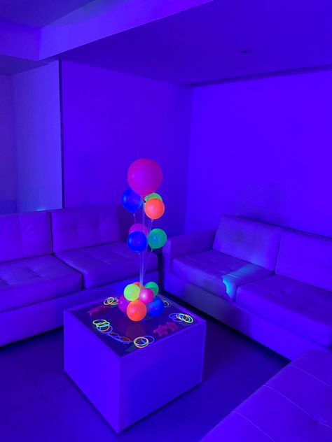 #neon #neón #neonlights #neonvibes #neonparty #neoncolors #neonbirthday #neonbirthdayparty #neonparty #neonpartyideas #fiestaneon #cumpleañosneon #decoraciones #decoracionesbarranquilla #globos #globosbarranquilla #fiestaneonparty #globosneon #eventosbarranquilla #fiestasbarranquilla #arcodeglobos #minitk #minitecas #minitica #birthdaygirl #birthdayparty #birthdaydecoration Birthday Bingo, Bingo Party, Glow Birthday Party, Glow Birthday, Neon Party, Bingo, Glow In The Dark, Birthday Party, Neon