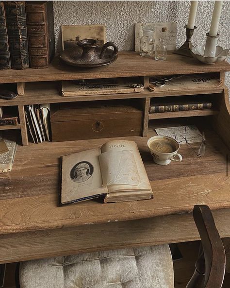 Dark Academia Room Ideas, Academia Room, Writers Desk, Antique Booth Displays, Snug Room, Room Organisation, Dark Hardwood, Work Room, Vintage Room