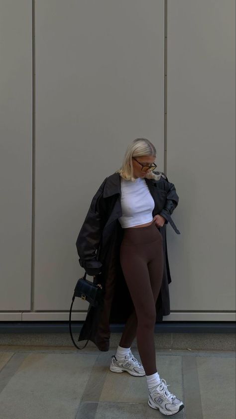 Mode Dope, Look Legging, New Balance Outfit, Shoes 2022, Neutral Outfits, Outfits For Fall, Aesthetic Style, Athleisure Outfits, Sporty Outfits