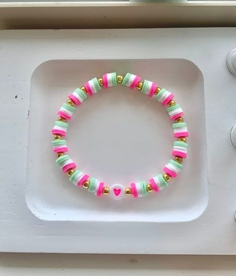 Clay Preppy Bracelets, Cute Y2k Bracelets, Color Patterns For Bracelets, Diy Bracelet Designs Beads, Clay Bracelet Ideas Preppy, Candy Bracelet Ideas, Ideas For Bracelets With Beads, Beaded Bracelets Preppy, Preppy Bracelets Ideas