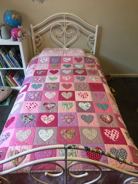 Quilting Hearts, Valentine Bedroom Decor, Flower Applique Patterns, Baby Boy Quilt Patterns, Christmas Decorations Sewing, Boys Quilt Patterns, Heart Quilts, Bed Quilts, Patchwork Ideas