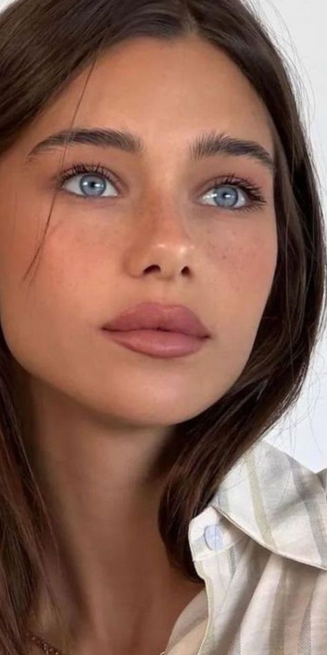 Brunette Blue Eyes, Woman With Blue Eyes, Brown Hair Blue Eyes, Soft Glam Makeup, Model Face, Brunette Girl, Blue Eye Makeup, Prom Makeup, Light Brown Hair