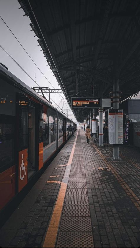 Urban Astethic, Street Photography Wallpapers, Aesthetic Street Background, Train Wallpaper Aesthetic, Mesin Tik, Street Wallpaper, Imagination Photography, Train Wallpaper, Vaporwave Wallpaper