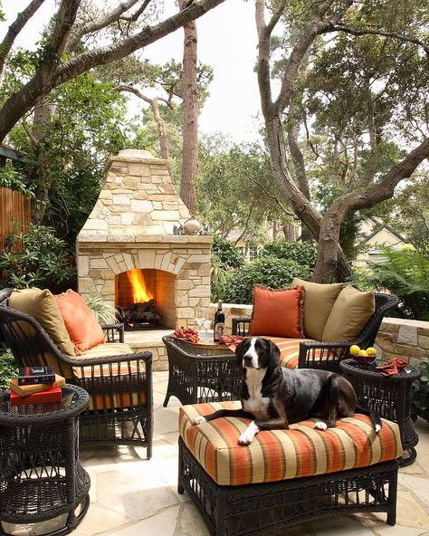 Sizzling Style: How to Decorate a Stylish Outdoor Hangout with a Fireplace Outdoor Fireplace Designs, Cottage Retreat, Outdoor Patio Designs, Backyard Fireplace, Cement Planters, Diy Outdoor Decor, Décor Boho, Backyard Living, Dream Backyard