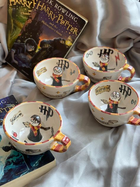 Insta:loveinceramics Harry Potter Ceramics Ideas, Harry Potter Ceramics, Taza Harry Potter, Harry Potter Pottery, Harry Potter Mug, Clay Candle Holders, Diy Pottery Painting, Rowling Harry Potter, Clay Candle