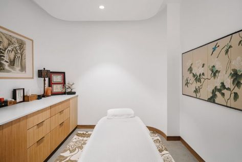 Alive + Well Wellness Center / Matt Fajkus Architecture Spa Room Ideas Estheticians, Massage Room Decor, Salon Interior Design Ideas, Hair Salon Interior Design, Nail Salon Interior Design, Home Spa Room, Beauty Salon Interior Design, Nail Salon Interior, Esthetician Room Decor