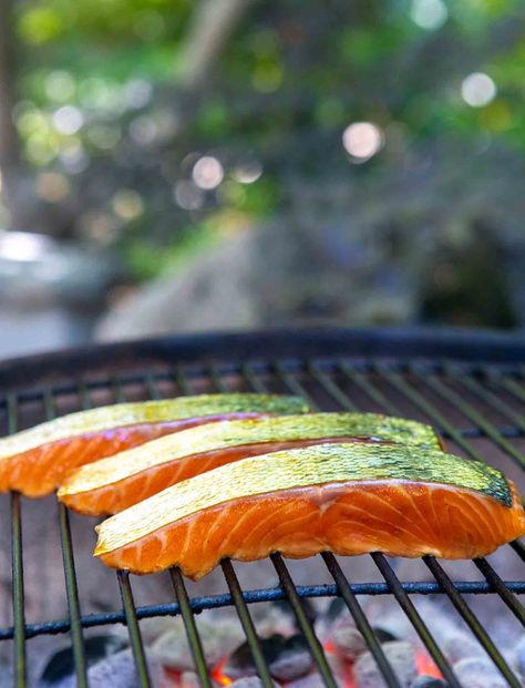 Easy Grilled Salmon - With warmer weather comes grilling season and one of the easiest and healthiest foods you can prepare on a grill, whether it’s gas or charcoal, is salmon. There is a trick to grilling salmon, though, that once you know will transform your success with grilling this fish forever. The secret? Use skin-on fillets and place the salmon fillets on the hot grill skin-side up first. Grilled Salmon With Dill, Salmon On The Grill, Grilling Salmon, Easy Grilled Salmon, Dill Butter, Grilled Salmon Recipe, Lemon Dill Salmon, Grilled Kabob Recipes, Quick Salmon