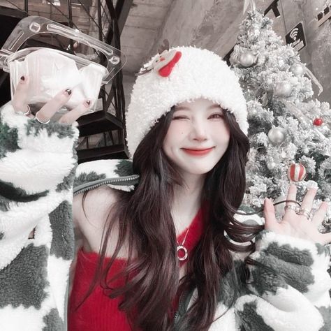 Cute Pfp Christmas, Korean Girl Christmas, Kpop Christmas Icons Aesthetic, Christmas Girl Pfp, Ulzzang Christmas, Kpop Christmas Icons, Xmas Pfp, Ulzzang Icons, Icon Christmas