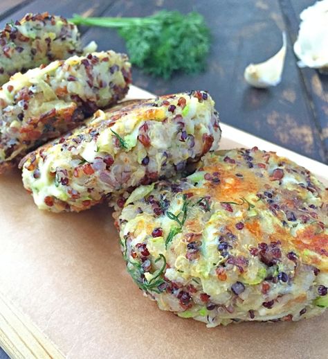 Quinoa Fritters, Feta Quinoa, Savoury Pancake Recipe, Quinoa Patties, Lavender Macarons, Quinoa Cake, Zucchini Feta, Savory Pancakes, Easy Zucchini