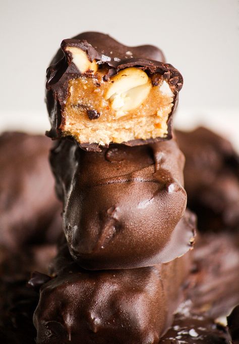 Healthier Snickers Bars Healthy Snickers Recipe, Healthy Snickers Ice Cream Bars, Health Snicker Bar, Frozen Healthy Snickers, Homemade Snickers Bars Healthy, Raw Snickers Bar, No Bake Snickers Bars, Date Snickers Bars, Snickers Balls