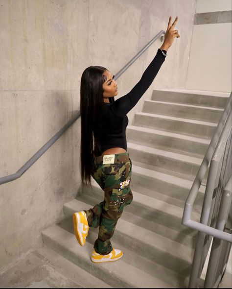 Outfits With White Forces, Baggy Army Pants Outfit, Poses For Street Wear, Poses For Pictures Black Women, Baddie Pants, Gallery Dept Outfit Black Women, Poses From The Back, Camo Pants Outfit Black Women, Cute Poses For Pictures Instagram