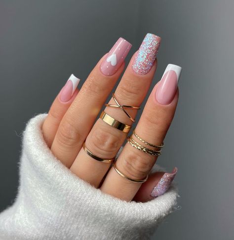 40 Festive Christmas Nail Designs to Try Cow Nails, September Nails, May Nails, Elegant Nail Designs, Cute Nails For Fall, Christmas Nails Easy, Holiday Nail Art, Christmas Nails Acrylic, Prom Nails