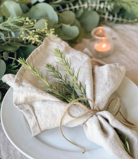 13 Ways to Fold a Napkin Thanksgiving Napkins, Deco Champetre, Thanksgiving Decor Ideas, Exterior Christmas, Table Setting Decor, Dinner Table Decor, Thanksgiving Table Settings, Green Table, Napkin Folding