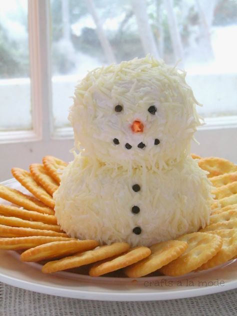 Snowman Cheeseball for Christmas! Snowman Cheeseball, Jul Mad, Holiday Appetizers Easy, Cheese Ball Recipes, Holiday Appetizers, Christmas Party Food, Christmas Snacks, Christmas Cooking, Christmas Appetizers