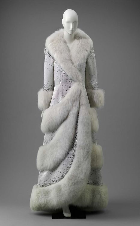 This may be the best evil snow queen coat ever 1980s The Museum... Long White Coat, Museum Of Fine Arts Boston, Fashion 80s, Fur Coats Women, Vintage Fur, White Fur, Moda Vintage, Fur Fashion, Vintage Coat