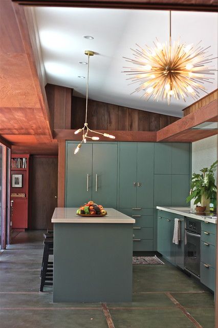 30 Rich Green Rooms and Nature-Inspired Interiors | Houzz Mid Century Modern Kitchen Design, Modern Mid Century Kitchen, Interior Design Minimalist, Best Modern House Design, Decor Studio, Mid Century Modern Kitchen, New Interior Design, Mid Century Modern Interiors, Green Cabinets