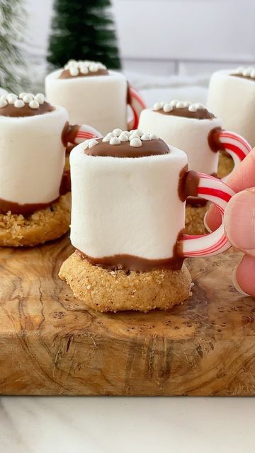 Candy Cane Dip, Marshmallow Cups, Christmas Party Menu, Marshmallow Cookies, Mini Candy Canes, Chocolate Marshmallow, Hot Chocolate Marshmallows, Xmas Cake, Chocolate Marshmallows