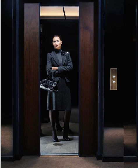 elevator Philip-lorca Dicorcia, Vogue Archive, Handbags Fashion, Christy Turlington, Famous Models, Vogue Italia, Heidi Klum, Runway Models, Model Poses