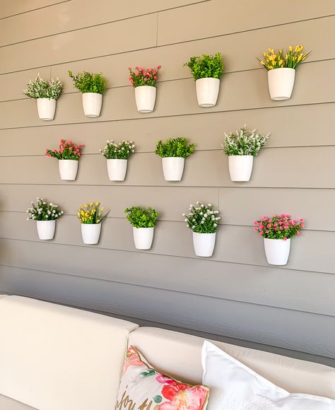 DIY plant wall decor for patio, outdoor design, faux flowers in hanging white pots, easy project for outdoor design Plant Wall Patio, Diy Plant Wall Decor, Diy Plant Wall, Patio Wall Decor, Porch Wall Decor, Patio Installation, Beautiful Wall Hanging, Plant Wall Decor, Backyard Flowers