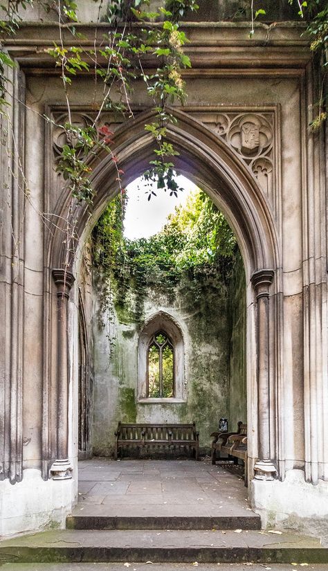 London Sights, Gothic Garden, House In Nature, Gothic Architecture, Beautiful Buildings, London City, Garden Styles, Abandoned Places, The East